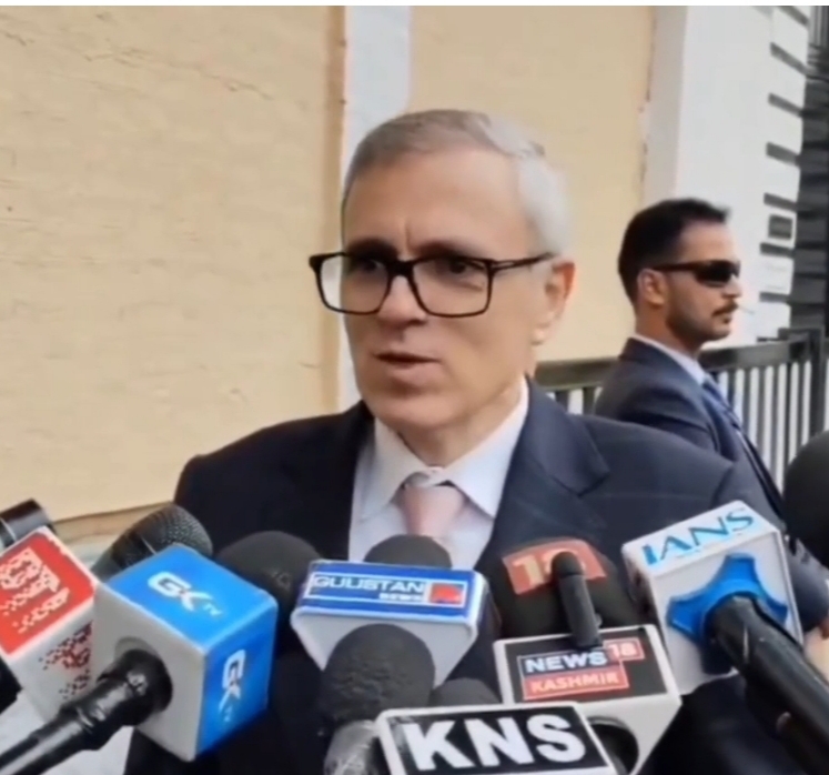 CM Omar Abdullah Meets LG Manoj Sinha, Cabinet Expansion In Next 2-3 Days